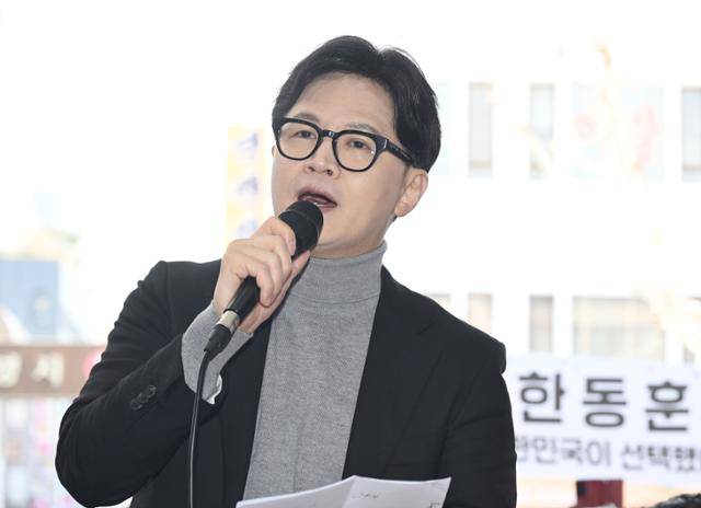 국민의힘 한동훈 전 대표가 3월 22일 서울 동대문구 경동시장을 방문해 발언하고 있다. 연합뉴스