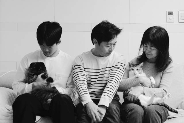 제주에 사는 이모(오른쪽)씨네 세 가족이 반려 고양이 상투(왼쪽)와 새벽이를 안고 있다. 이씨 제공