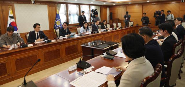 김민석(왼쪽 세 번째) 국무총리가 지난달 30일 서울 종로구 정부서울청사에서 열린 반려동물 정책위원회 1차 회의에서 모두발언을 하고 있다. 뉴스1