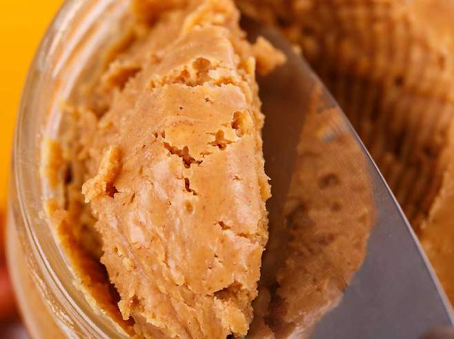 땅콩버터가 혈당 급등을 억제하고 포만감을 유지하는 데 도움이 되는 것으로 나타났다./사진=클립아트코리아