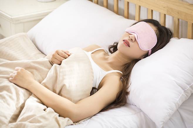 매일 아침 얼굴이 자주 붓는다면, 식습관뿐 아니라 일상 속 작은 습관도 함께 점검할 필요가 있다./사진=클립아트코리아