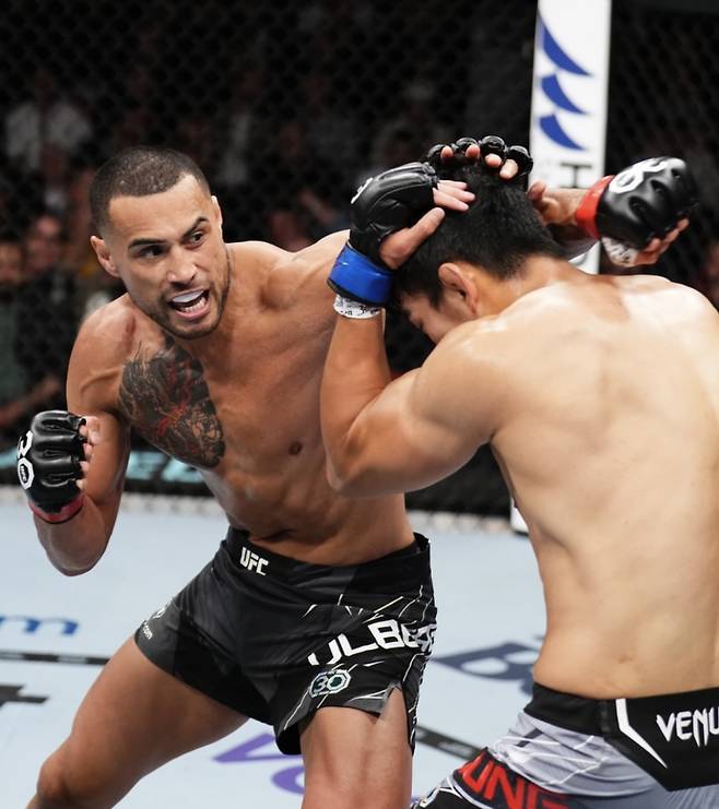 카를로스 울버그(왼쪽). 사진=UFC SNS