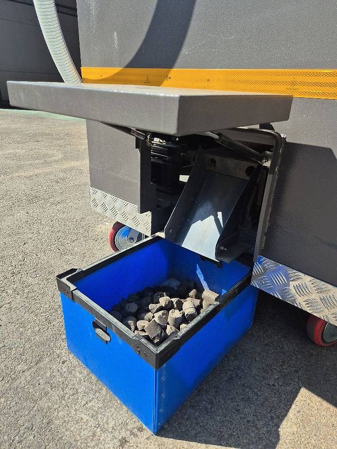 미세먼지 고형화 장치가 펠릿을 배출하고 있다. [사진 금천구]