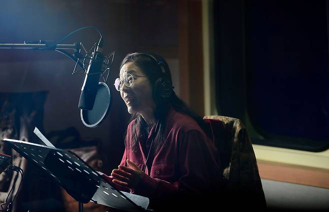 가수이자 시인, 방송인 박인희가 2016년 3월 국내 복귀 당시 서울 반포동의 스튜디오에서 노래하고 있다. 전민규 기자