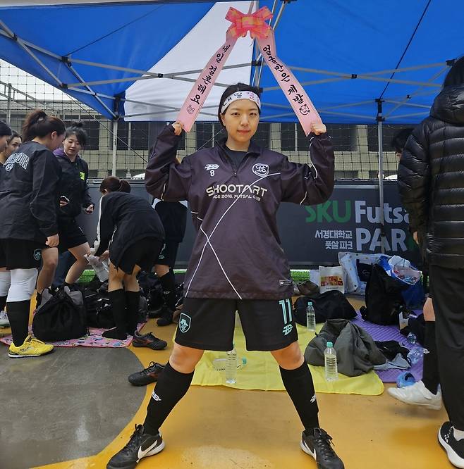 서현정 한국일보 기자는 내일 결혼식이 예정된 예비신부이지만 팀의 승리를 위해 11일 경기에 나섰다. /한국일보 제공
