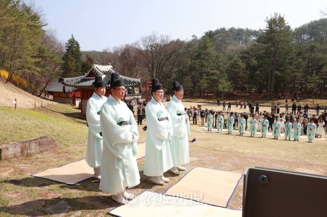 ▲ 안호 국가유산청 궁능유적본부장 직무대행과 전대복 영월 부군수,이상재 장릉제례보존회장이 헌관을 맡아 고유제를 지내고 있다.
