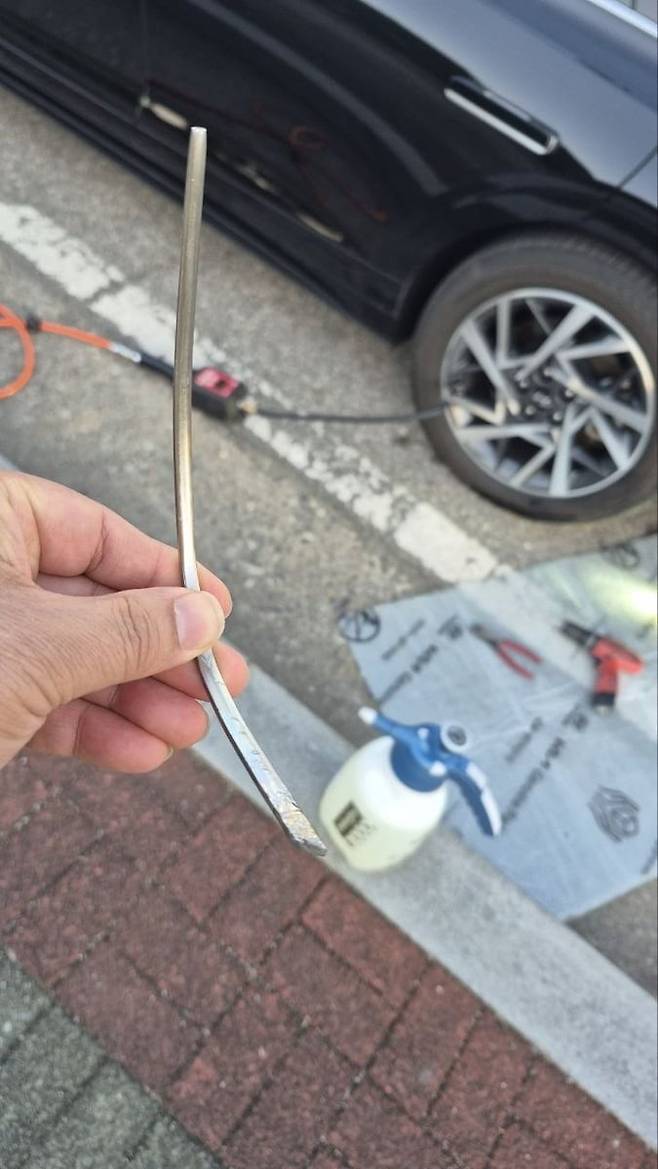 최민희 더불어민주당 의원의 업무용 자동차 타이어에서 발견된 쇠젓가락. 사진=연합뉴스