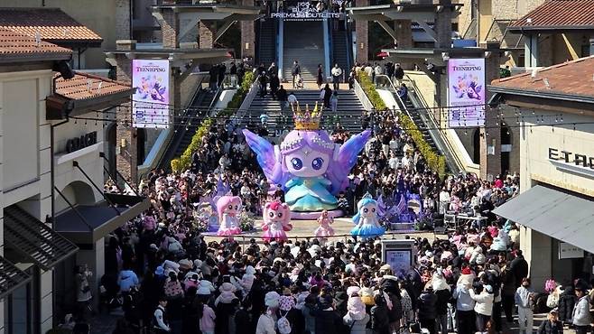 부산 프리미엄 아울렛에서 열린 '캐치! 티니핑' 싱어롱 공연에 가족 단위 방문객들이 몰렸다. 사진=신세계사이먼