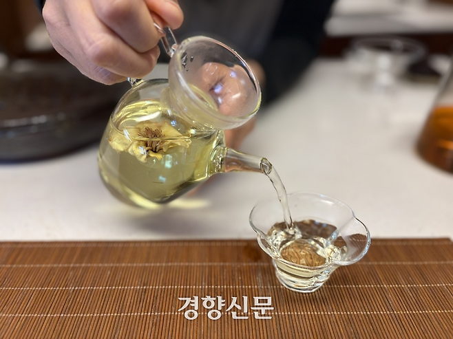 이른 봄 한라산 기슭에서 채취해 은근한 불에서 정성껏 말린 목련꽃이 따뜻한 물을 만나 활짝 피어났다. 신이화라 불리는 목련꽃으로 만든 차는 코와 목에도 좋은 것으로 알려졌다.