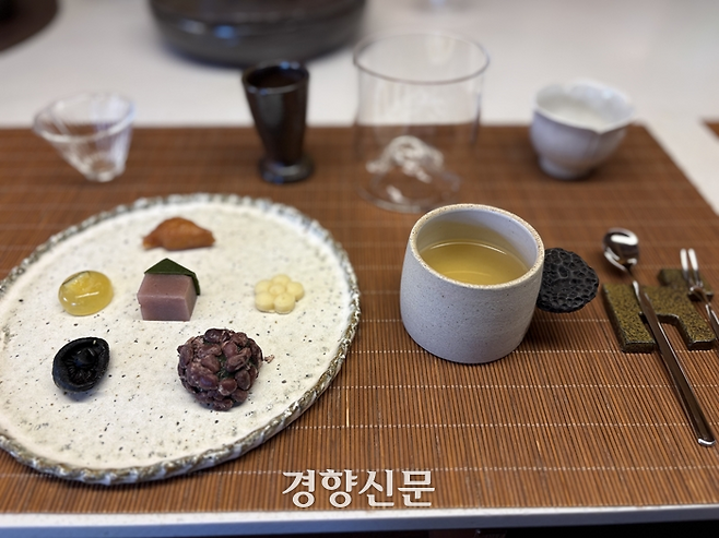 김수현 작가의 귀다리잔에 담긴 ‘어린쑥차’에서 생명력 강한 풀 향이 번졌다. 각 코스의 차에는 여섯 가지 티 푸드를 곁들인다.