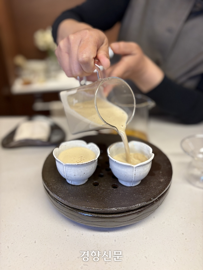 밀크티로 변주된 제주덖음차. 여기엔 감귤 정과가 찰떡이다.