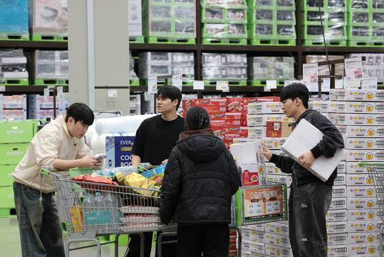 People shop at a local super market in Seoul on April 10. [NEWS1]