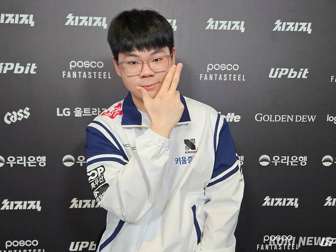 ‘레이지필’ 쩐바오민이 11일 서울 종로구 LCK 아레나에서 열린 농심 레드포스와의 2026 LoL 챔피언스 코리아(LCK) 정규 시즌 1라운드 경기가 끝난 뒤 쿠키뉴스와 인터뷰를 하고 있다. 송한석 기자