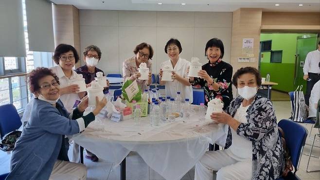 인천 부평구에 위치한 동수감리교회에서 2024년 9월 시니어 성도들이 직접 만든 석고 손을 들어 보이며 환하게 웃고 있다. 교회 제공.