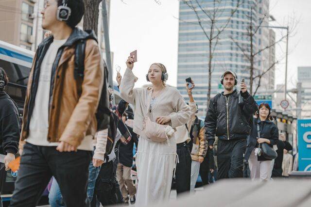 사진 위에서부터 헤드폰 속 음성에 따라 소지품을 들어 보이고 교회에 앉아 있다가 거리를 달리는 관객들. ⓒGS아트센터