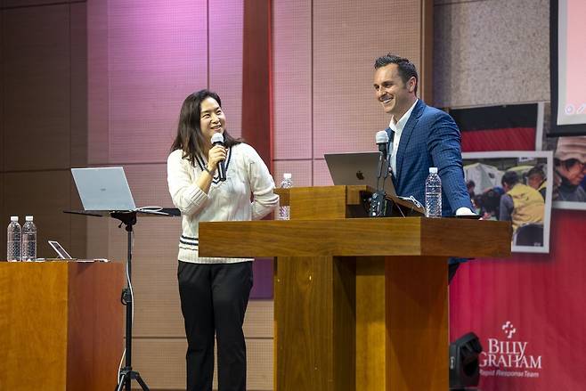 조쉬 홀랜드(오른쪽) 부회장이 11일 서울 은평구 은평성결교회 비전센터에서 열린 ‘위기 속에 희망을 나누다’ 세미나에서 재난으로 위기에 처한 이들을 효과적으로 돌보는 방법을 안내하고 있다. 사마리안퍼스코리아 제공