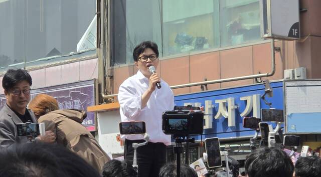 11일 수원 팔달문을 찾은 한동훈 전 국민의힘 대표가 지지자들에게 인사하고 있다. 이진기자