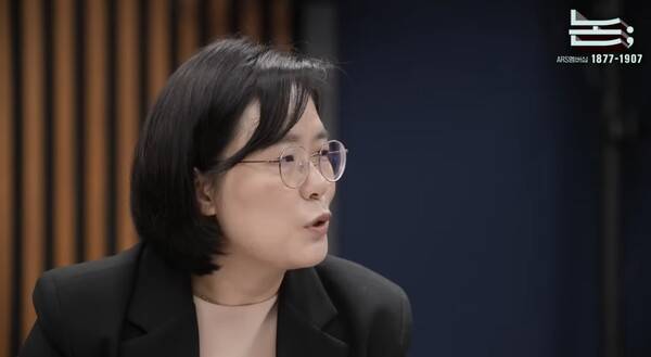 ▲김지미 2차 종합특별검사팀 특검보가 지난 9일 김어준 유튜브 방송 채널의 정준희의 논에 출연해 피의자 소환과 관련해 곧 원하시는 장면을 보게 될 것이라고 답변하고 있다. 사진=정준희의 논 영상 갈무리