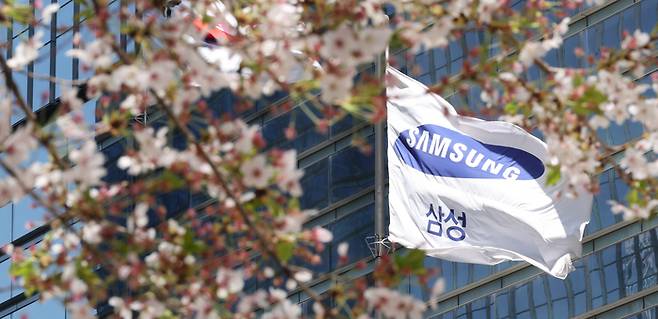 삼성전자가 올해 1분기 사상 최대 실적 달성한 지난 7일 오후 서울 서초구 삼성전자 서초 사옥 앞 깃발이 펄럭이고 있다. [이승환 기자]
