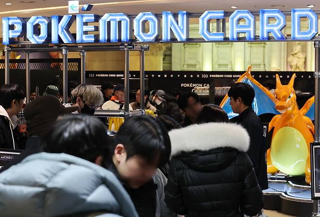 지난해 12월 19일 서울 송파구 롯데백화점 잠실점 트레비 광장에서 열린 ‘포켓몬 카드샵 in 잠실’을 찾은 시민과 외국인 관광객들이 입장을 기다리고 있다. [연합뉴스]