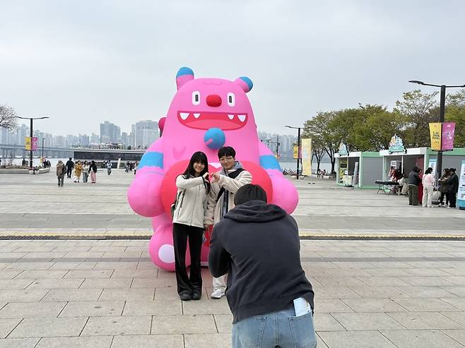 지난 10일 서울스프링페스티벌을 찾은 시민이 기념사진을 남기고 있다/사진=김지은 여행+ 기자