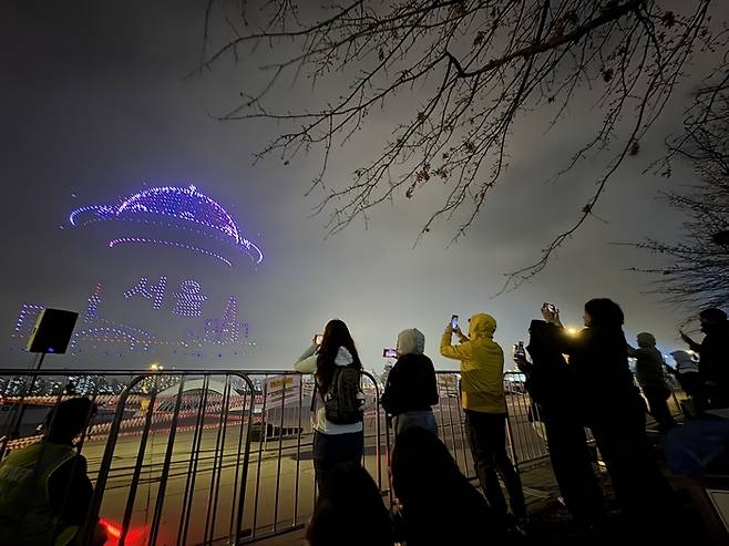 드론 라이트쇼를 관람 중인 방문객/사진=김지은 여행+ 기자
