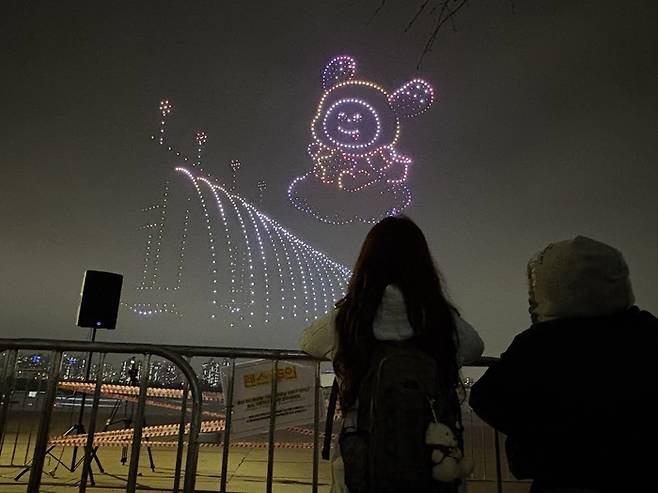 한강 드론 라이트쇼를 보는 외국인 관광객/사진=김지은 여행+ 기자