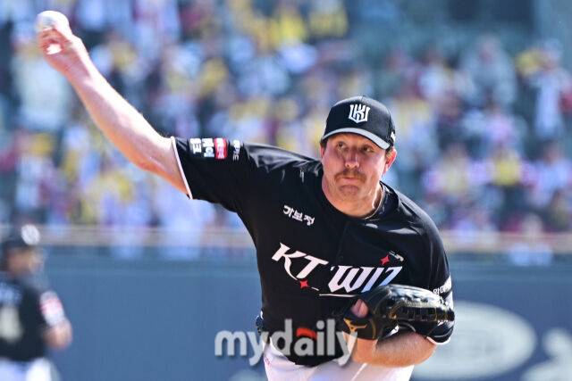 28일 서울 잠실야구장에서 열린 '2026 신한 SOL BANK KBO리그' LG 트윈스와 KT 위즈 경기. KT 선발 사우어가 1회말 마운드에 올라 힘차게 투구하고 있다./마이데일리