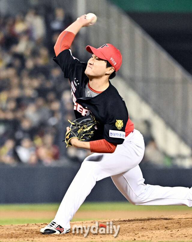 2일 오후 서울 잠실야구장에서 진행된 '2026 KBO리그' LG트윈스와 KIA타이거즈의 경기. KIA 전상현이 역투하고 있다./마이데일리