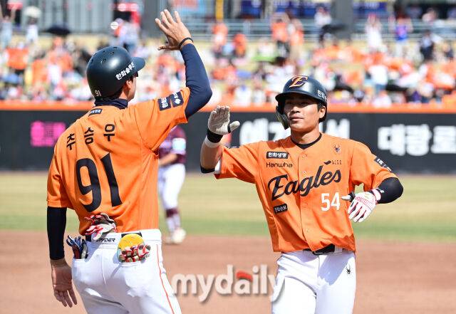 2026년 3월 29일 오후 대전 한화생명볼파크에서 열린 ‘2026 신한 SOL KBO리그' 키움 히어로즈와 한화 이글스의 경기. 한화 오재원의 2회말 2사 2.3루서 2타점 역전 적시타를 친 뒤 기뻐하고 있다./마이데일리