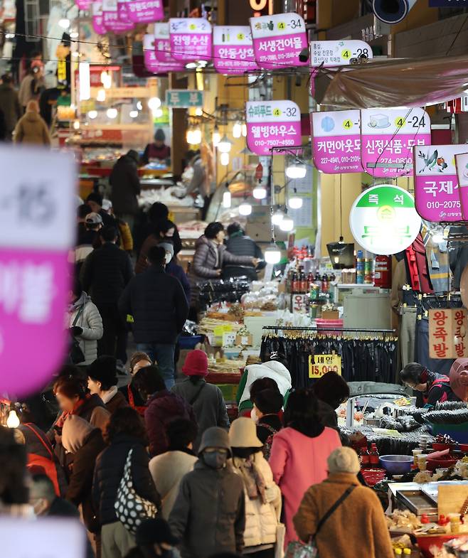 울산시 남구 신정시장이 장을 보려는 시민으로 북적이고 있다. [연합]