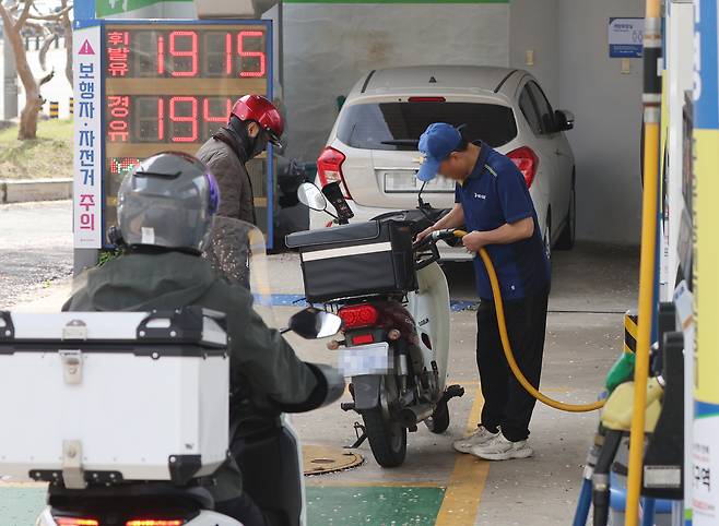 3차 석유 최고가격제 시행 첫날인 지난 10일 부산 해운대구 한 주유소에서 시민이 주유하고 있다. [연합]