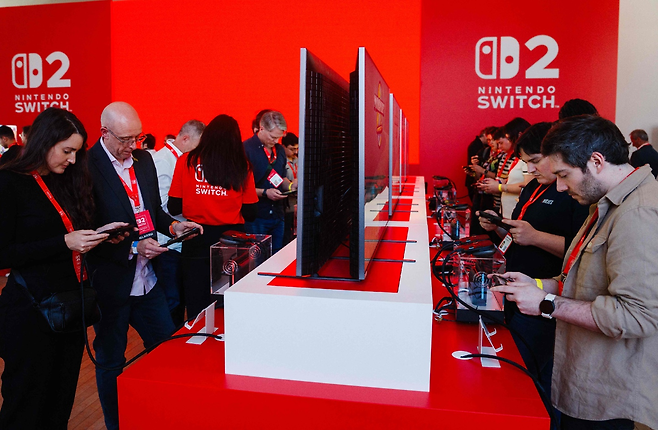 지난해 4월 프랑스 파리에서 열린 ‘닌텐도 스위치2’ 행사에서 고객들이 닌텐도 스위치2를 사용하고 있다. [AFP]