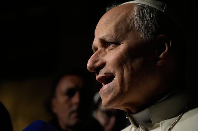 [바티칸=AP/뉴시스] 10일(현지 시간) 월스트리트저널(WSJ)에 따르면 교황은 소셜미디어 X(옛 트위터)를 통해 "하느님은 어떤 전쟁도 축복하지 않는다"며 "평화의 왕 그리스도의 제자라면 결코 칼을 들었던 이들이나 오늘날 폭탄을 투하하는 편에 서지 않는다"고 밝혔다. 사진은 레오 14세 교황. 2026.04.11.