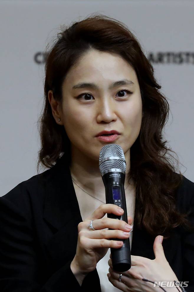 [서울=뉴시스] 박진희 기자 = 지휘자 장한나가 스승인 첼리스트 미샤 마이스키(Mischa Maisky)와 함께 15일 서울 서초구 코스모스아트홀에서 '장한나 & 미샤 마이스키 위드(with) 디토 오케스트라' 공연 기자간담회를 하고 있다. 2023.09.15. pak7130@newsis.com