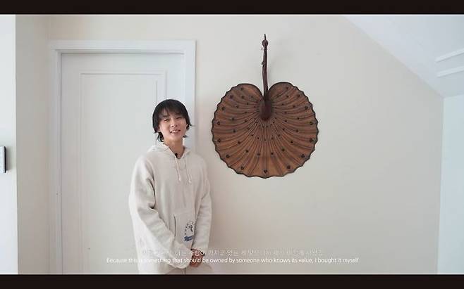 [서울=뉴시스] 래퍼 던이 이광구 서천부채장의 공작선을 선보이고 있다. (사진=던 유튜브 갈무리) 2026.04.10. photo@newsis.com *재판매 및 DB 금지