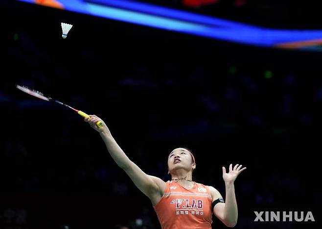 [닝보=신화/뉴시스] 안세영(1위)이 10일(현지 시간) 중국 닝보 올림픽 스포츠 센터에서 열린 2026 아시아배드민턴선수권대회 여자 단식 8강전에서 미야자키 도모카(9위·일본)와 경기하고 있다. 안세영이 2-0(21-16 21-10)으로 승리하고 4강에 올라 심유진(15위)과 결승 진출을 다툰다. 2026.04.10.