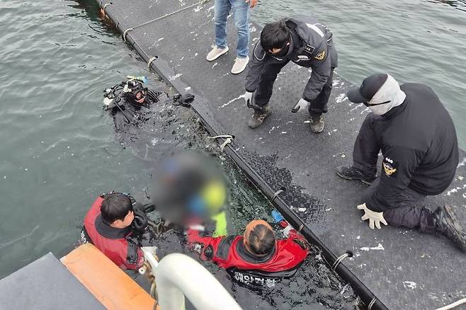 [태안=뉴시스] 지난 10일 충남 태안군 고남면 누동리 인근 가두리양식장 주변에서 실종됐던 50대 잠수부가 11일 수색당국에 의해 물 속에서 숨진 채 발견돼 인양되고 있다. (사진=태안해양경찰서 제공) 2026.04.11. photo@newsis.com *재판매 및 DB 금지