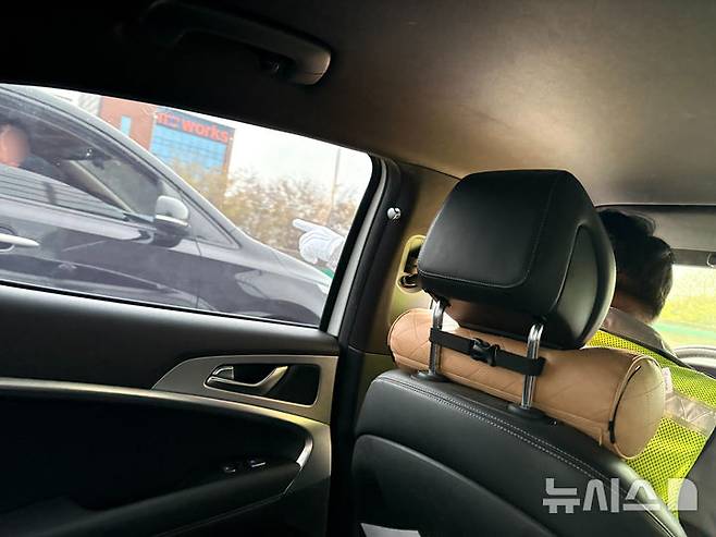 [서울=뉴시스] 신유림 기자 = 11일 오전 경부고속도로 버스전용차로 단속에 나선 경기남부경찰청 고속도로순찰대 1지구대 최혁수 경위가 위반 의심 차량을 향해 창문을 내리라고 손짓하고 있다. 2026.04.11. spicy@newsis.com