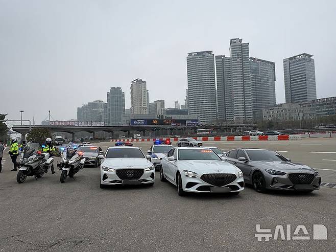 [서울=뉴시스] 신유림 기자 = 11일 오전 암행순찰차와 순찰차, 경찰 싸이카들이 경부고속도로 버스전용차로 합동 단속에 나서기 전 대기하고 있다. 2026.04.11. spicy@newsis.com