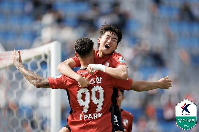 [서울=뉴시스]K리그2 부산 백가온과 크리스찬이 세리머니를 하고 있다. (사진=한국프로축구연맹 제공)