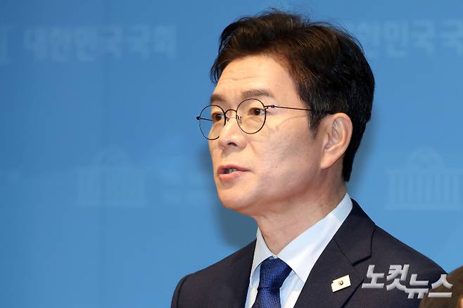 더불어민주당 서울시장 후보로 확정된 정원오 전 서울 성동구청장이 10일 서울 여의도 국회 소통관에서 기자회견을 하고 있다. 윤창원 기자