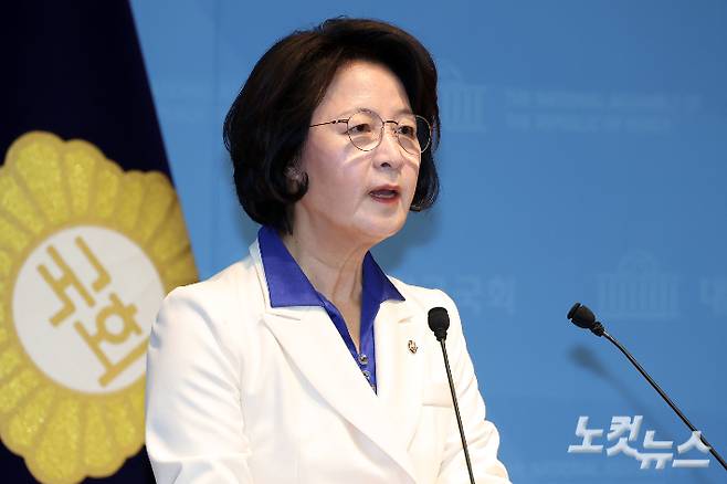 더불어민주당 경기도지사 후보로 확정된 추미애 의원이 8일 서울 여의도 국회 소통관에서 현안 관련 기자회견을 하고 있다. 윤창원 기자