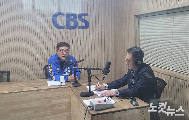 왼쪽부터 조동욱 예비후보, 김종현 앵커. 충북CBS