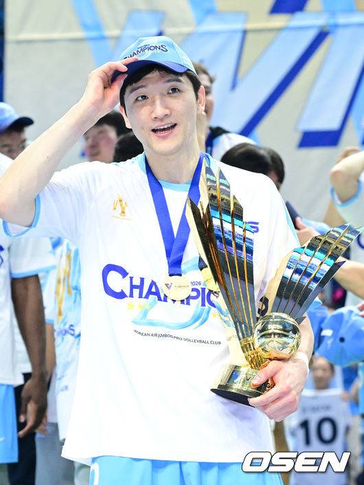 [OSEN=인천, 최규한 기자] 헤난 달 조토 감독이 이끄는 대한항공이 결국 트레블을 완성했다. MVP를 거머쥔 대한항공 정지석이 기뻐하고 있다. 2026.04.10 / dreamer@osen.co.kr