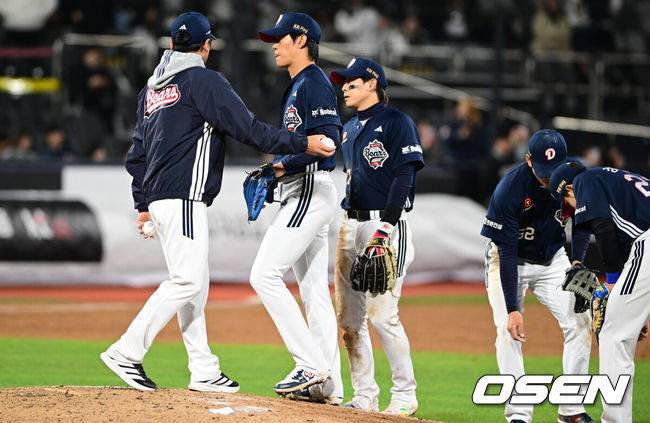 [OSEN=수원, 조은정 기자]10일 경기도 수원 KT위즈파크에서 2026 신한 SOL KBO리그 KT 위즈와 두산 베어스의 경기가 열렸다.이날 KT는 사우어, 두산은 곽빈을 선발투수로 내세웠다.연장 11회말 2사 1,2루에서 두산 박신지가 교체되고 있다. 2026.04.10 /cej@osen.co.kr