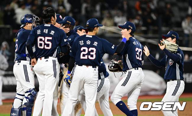 [OSEN=수원, 조은정 기자]두산이 불펜 악몽을 딛고 우여곡절 끝 시즌 첫 연승을 달성했다.프로야구 두산 베어스는 10일 수원KT위즈파크에서 열린 2026 신한 SOL KBO리그 KT 위즈와의 시즌 첫 맞대결에서 연장 11회 접전 끝 8-7 진땀승을 거뒀다.두산이 승리를 기뻐하고 있다. 2026.04.10 /cej@osen.co.kr