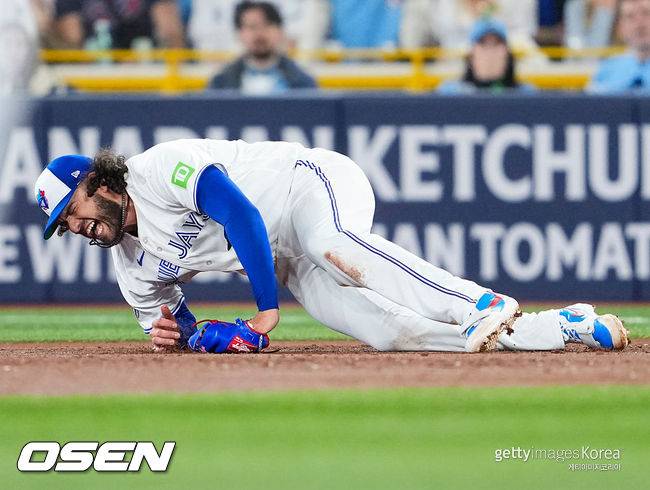 [사진] 토론토 코디 폰세가 부상을 당한 뒤 고통스러워하고 있다. ⓒGettyimages(무단전재 및 재배포 금지)