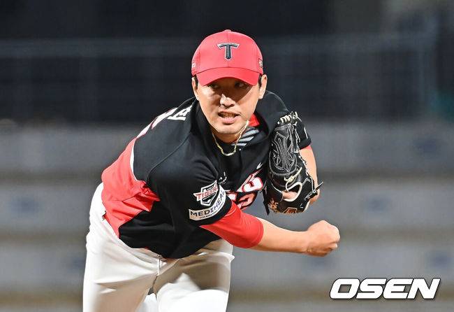 [OSEN=창원, 이석우 기자] 16일 창원NC파크에서 2026 신한 SOL KBO 리그 시범경기 NC 다이노스와 KIA 타이거즈의 경기가 열렸다. 홈팀 NC는 구창모가, 방문팀 KIA는 황동하가 선발 출전했다. KIA 타이거즈 홍건희가 역투하고 있다. 2026.03.16 / foto0307@osen.co.kr