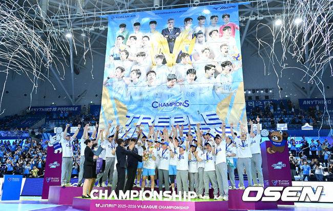 [OSEN=인천, 최규한 기자] 헤난 달 조토 감독이 이끄는 대한항공이 결국 트레블을 완성했다. 우승을 거머쥔 대한항공 헤난 달 조토 감독을 비롯한 코칭스태프와 MVP 정지석, 조원태 대한항공 구단주 겸 KOVO 총재가 트로피를 들고 기뻐하고 있다. 2026.04.10 / dreamer@osen.co.kr